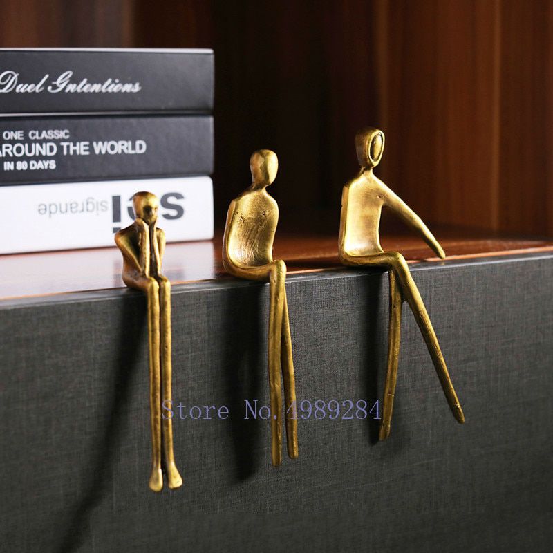 Фигуры людей со свисающими ногами