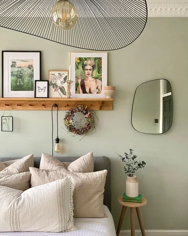 Спальная с деревянной полкой над изголовьем