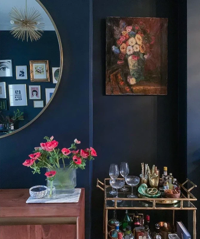 Классический интерьер с стенами оттенка Базальт