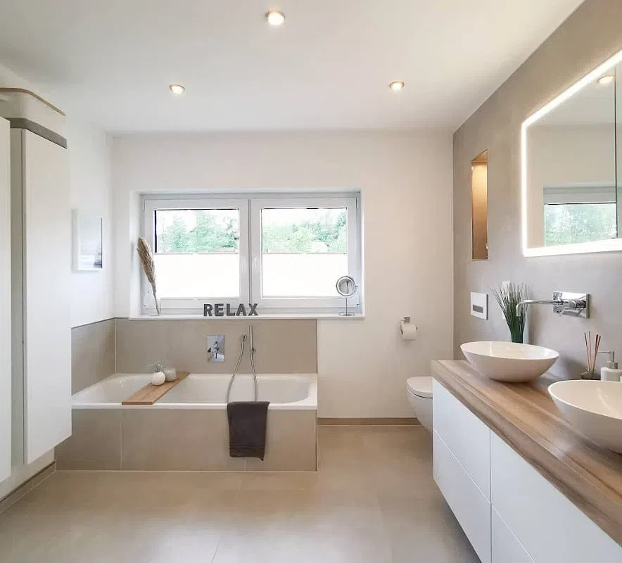 Встроенная ванна у окна