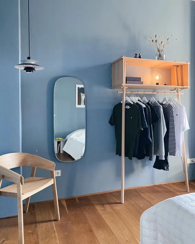 Интерьер с голубыми стенами и натуральным цветом пола