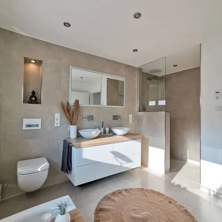 Круглый коврик из джута на полу