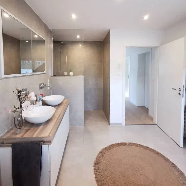 Перегородка душевой сделана из плитки