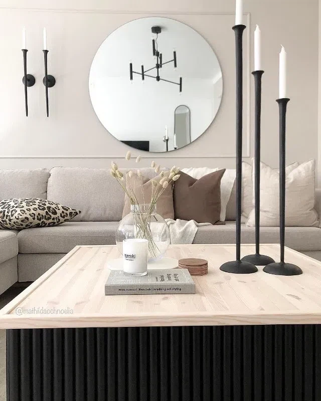 Стильный журнальный столик в гостиной