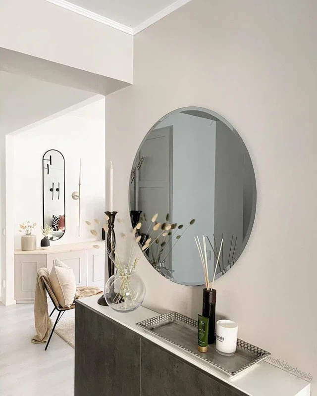 Светлый бежевый коридор с круглым зеркалом