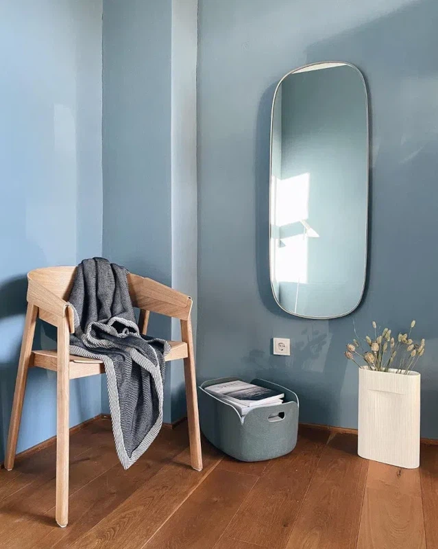 Фото интерьера с голубыми стенами