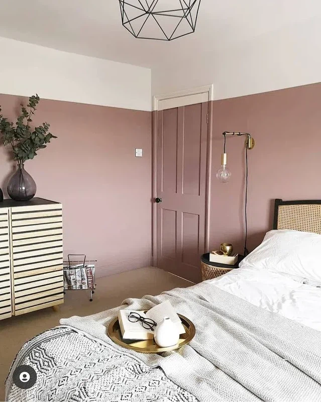 Наполовину окрашенные стены в интерьере