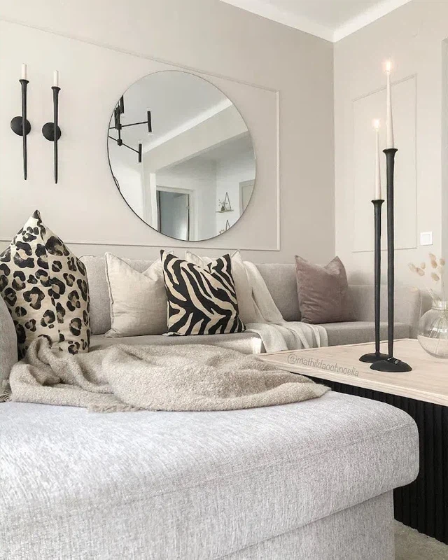 Бежевый диван с подушками в гостиной