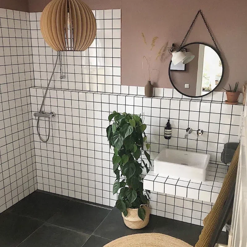 Душевая сделана под наклоном