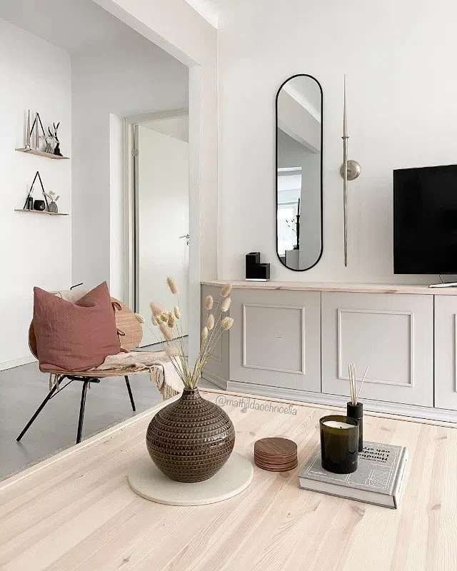 Часть стен в гостиной окрашено в светлый цвет