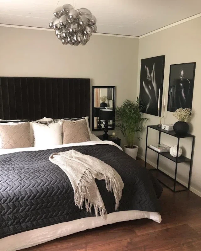 Спальная с люстрой со стеклянными плафонами-виноградинками