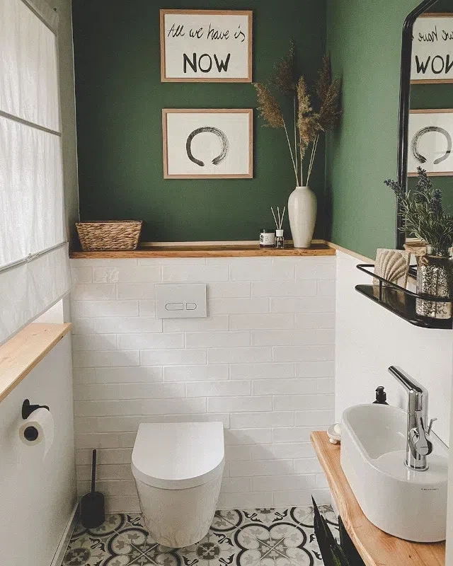 Стены наполовину окрашены зеленым оттенком