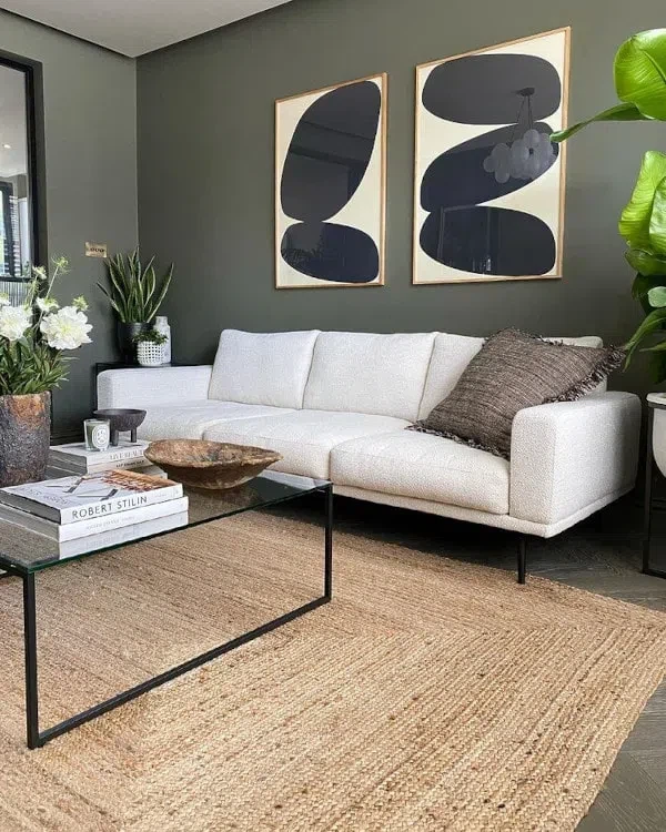 Белый диван хорошо сочетается с темными стенами