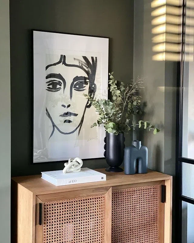 Тумба с плетенным ротангом и фигурными вазами