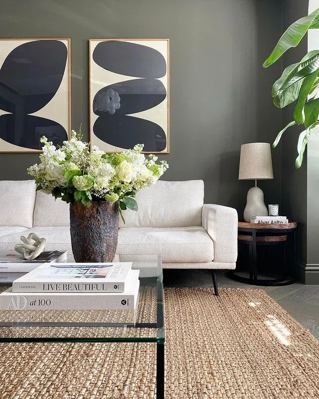 Ковер из плетенного материала с белым диваном