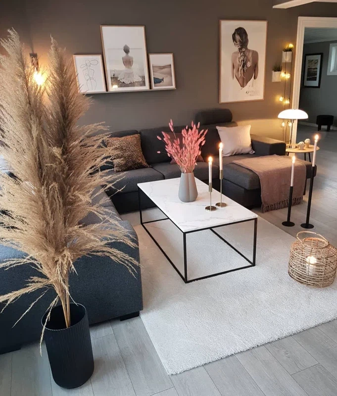 Гостиная обставлена большими ветвями сухоцветов