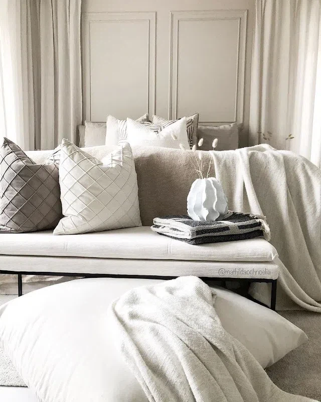 Небольшая кушетка у кровати в спальной