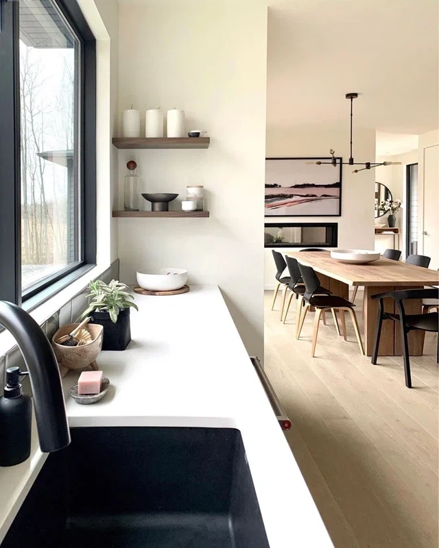 Монохромный светлый интерьер