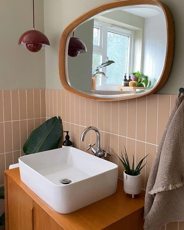 Серая ванная с длинной бежевой плиткой