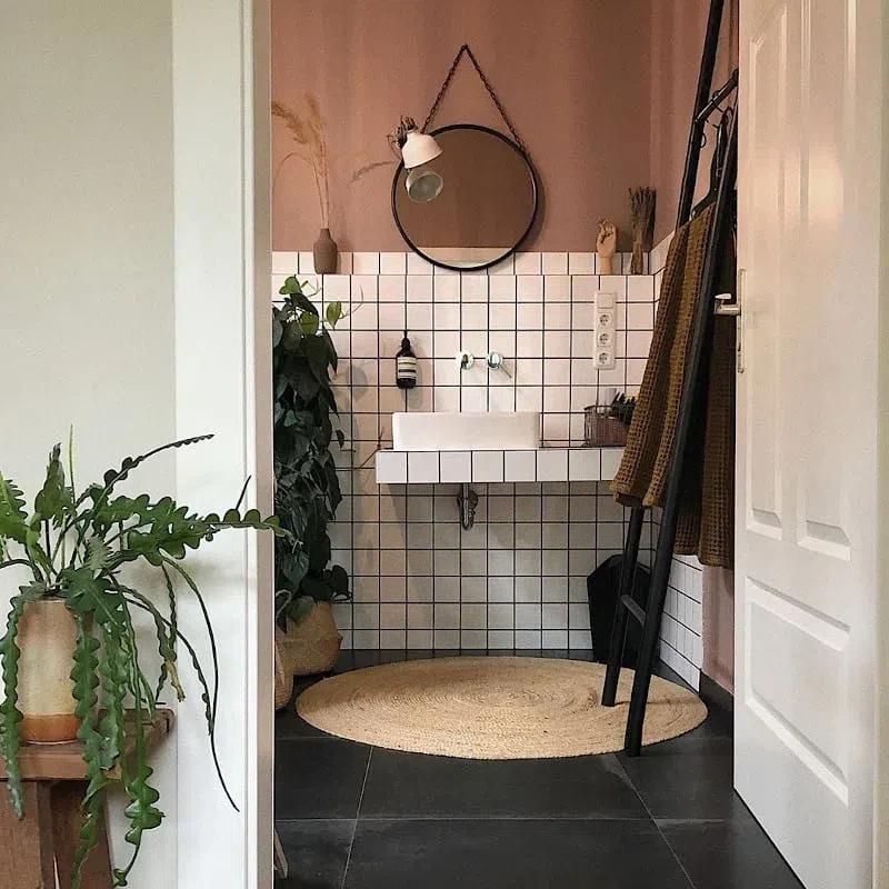 Ковер из джута контрастирует с темным полом