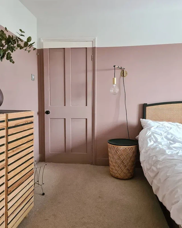 Дверь окрашена в цвет стен