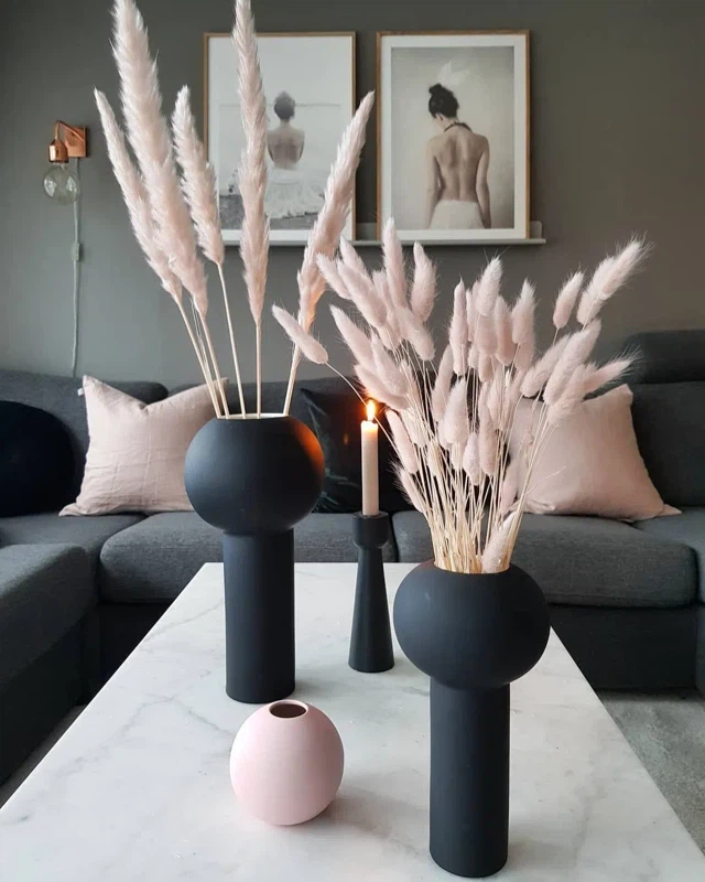 Светлый розовый контрастирует с темными цветами