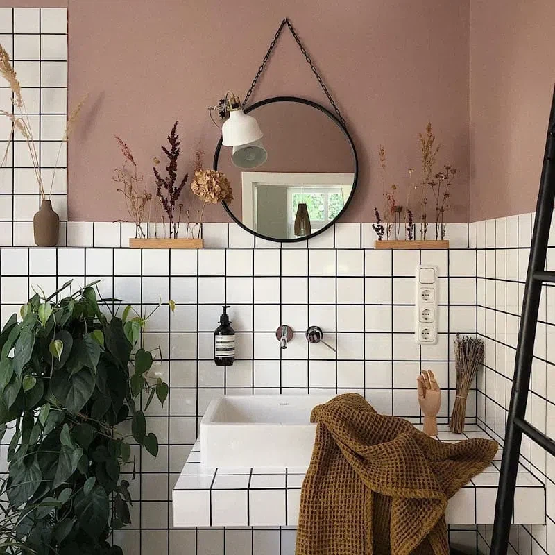 Стены наполовину отделаны плиткой