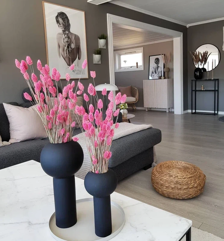 Серая комната при дневном освещении