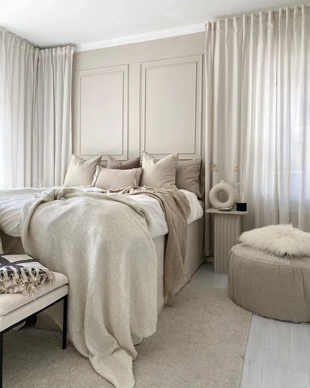 Бежевая спальная с высоким матрасом