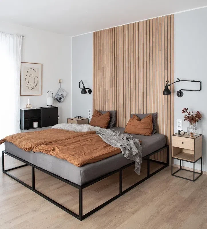 Деревянные рейки у изголовья кровати