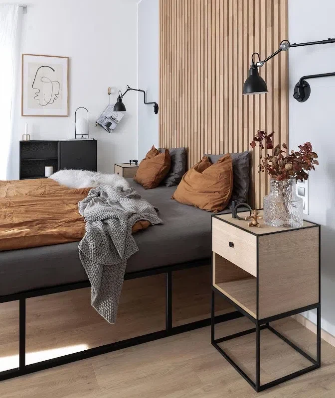 Металлическое основание кровати и тумбы