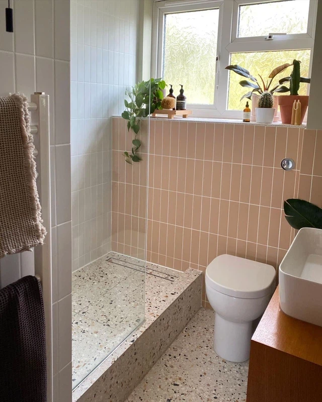 Ванная с плиткой тераццо