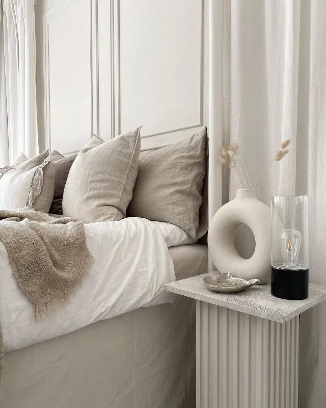 Ваза бублик на прикроватной тумбе