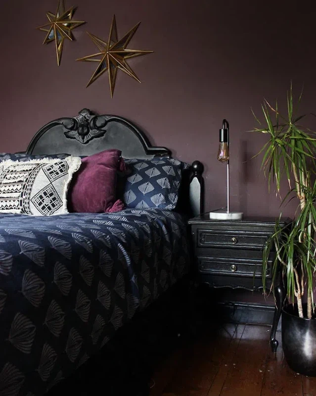 Стильный интерьер с темными стенами