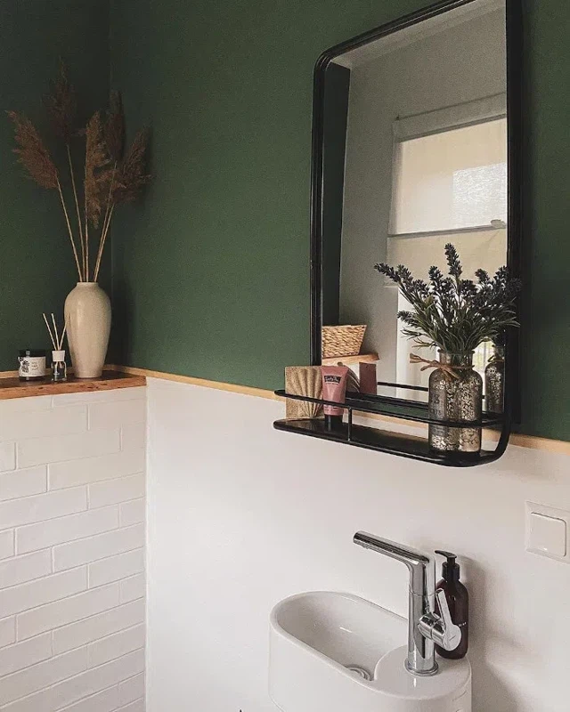 Зеркало с полкой в туалете