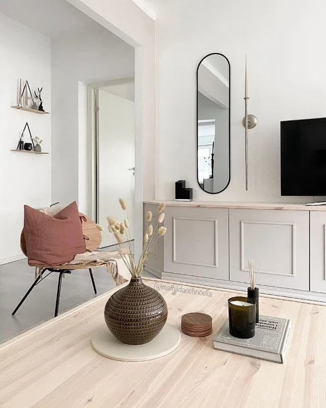 Часть стен окрашено в светлый цвет