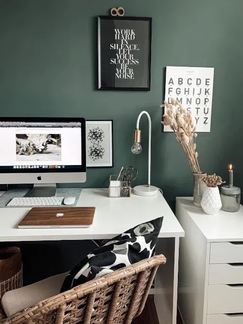 Рабочий кабинет с темно-зелеными стенами