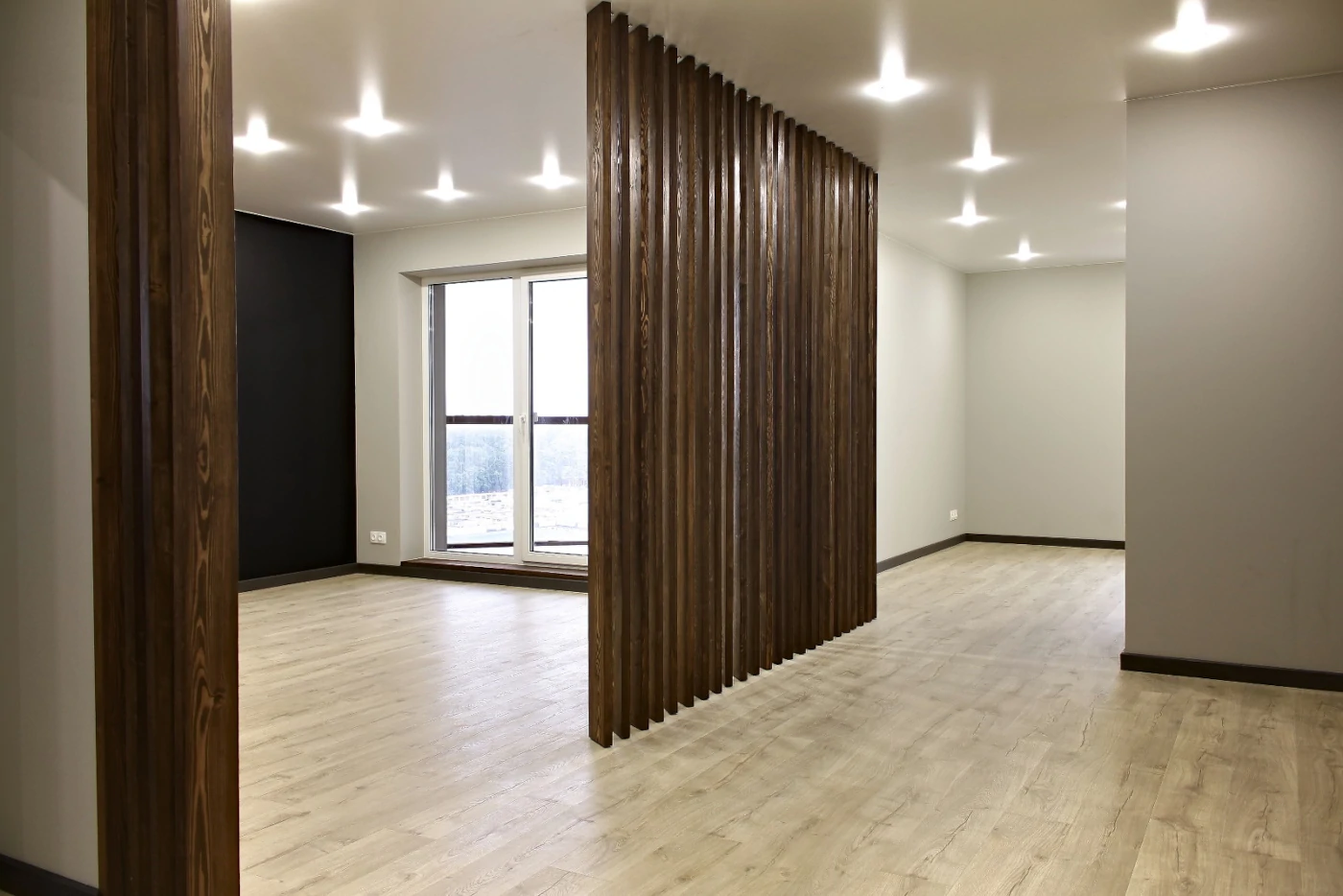 Гостиная с деревянными рейками с подсветкой Гостиная с деревянными рейками с подсветкой