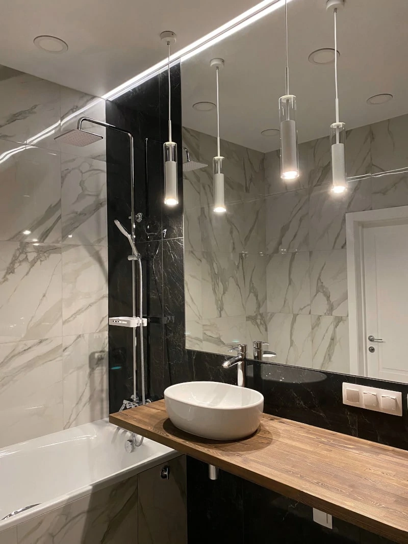 Ванная комната с плиткой под мрамор Ванная комната с плиткой под мрамор