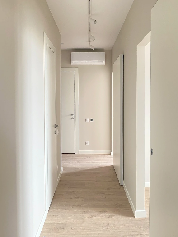 Бежевые стены и белые трековые светильники Бежевые стены и белые трековые светильники