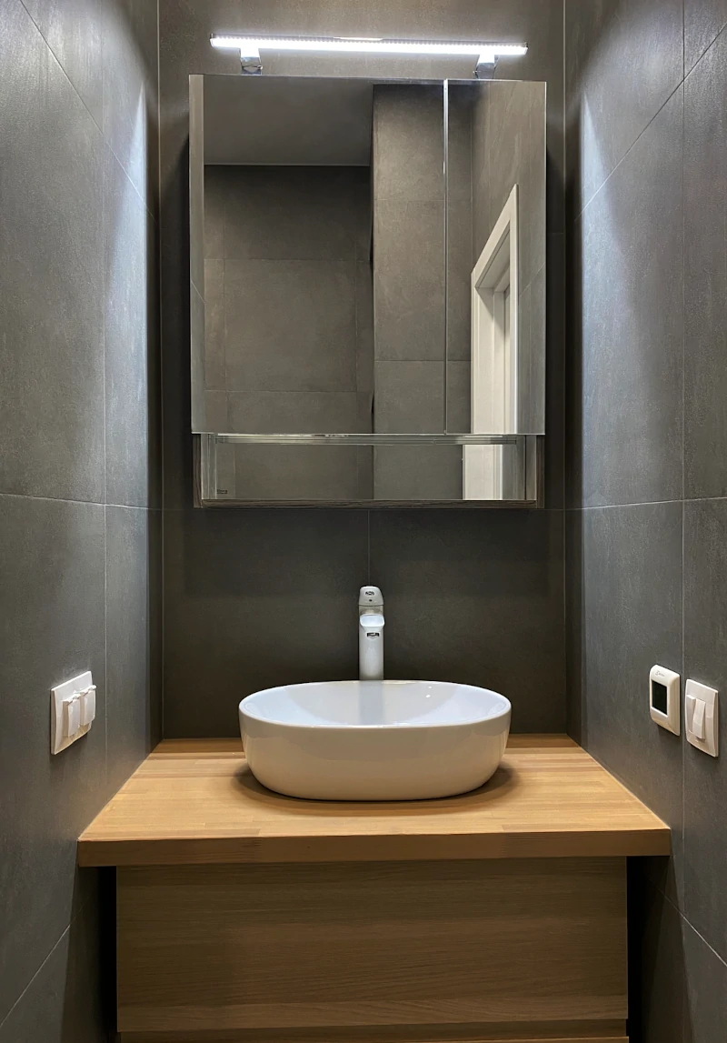 Ванная с темной плиткой под камень Ванная с темной плиткой под камень