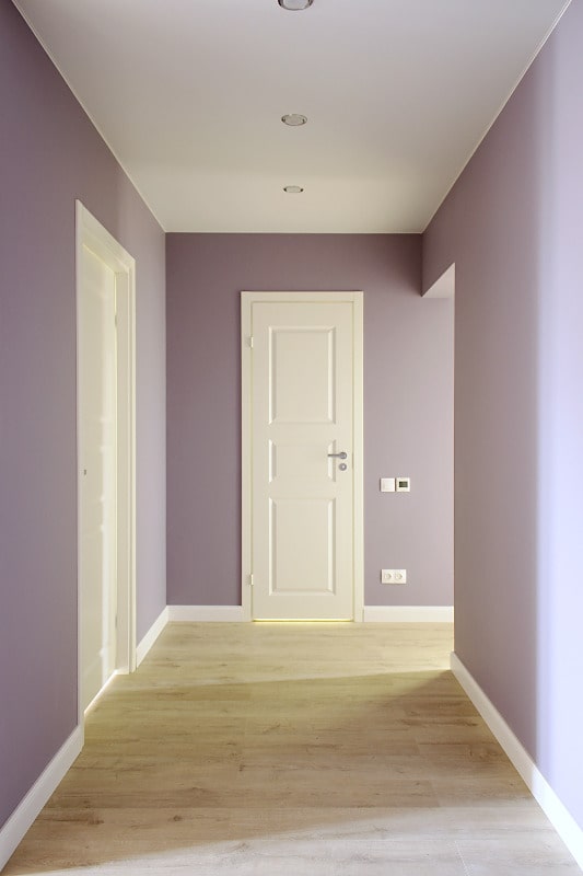 Коридор с сиренеыми стенами и белыми дверьми Коридор с сиренеыми стенами и белыми дверьми