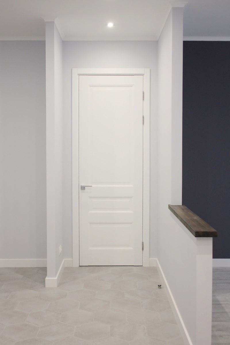 Высокая белая дверь Высокая белая дверь