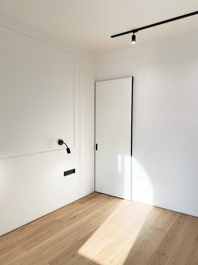 Минималистичная спальная с парящей дверью в кладовую Минималистичная спальная с парящей дверью в кладовую